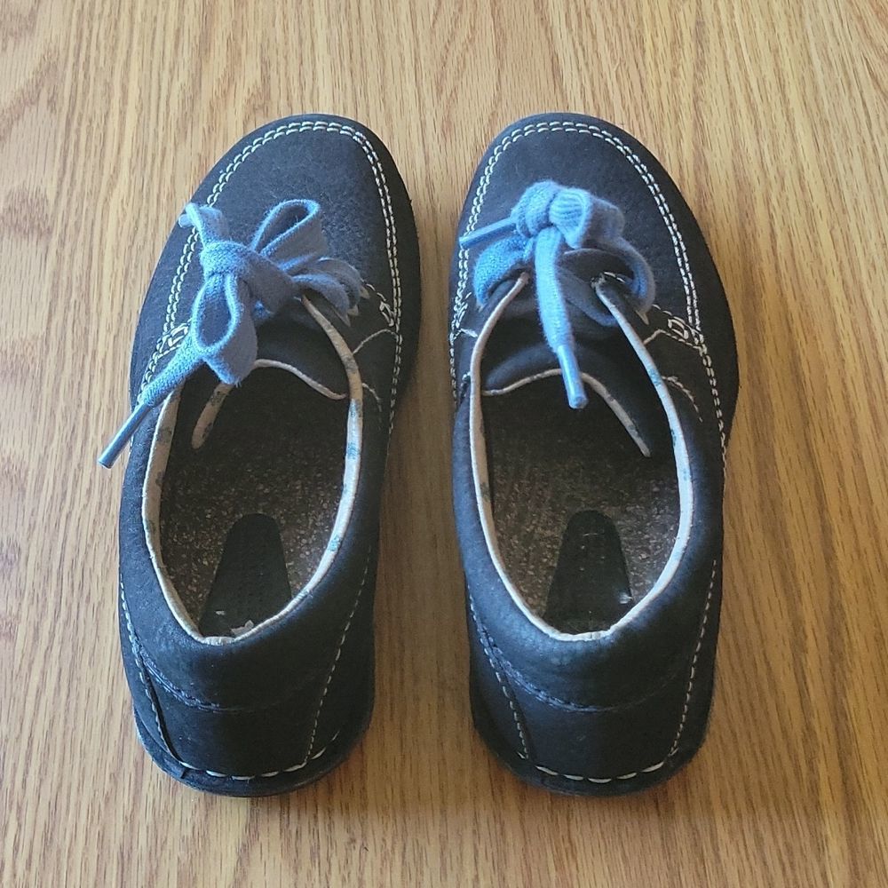Simple junior shoes size 5 colors black and blue